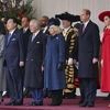 Tổng thống Hàn Quốc Yoon Suk Yeol đã được Vua Charles III và đội quân danh dự hoàng gia chào đón khi ông bắt đầu chuyến thăm cấp nhà nước tới Vương quốc Anh. (Nguồn: AP)