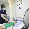 Khám bệnh cho bệnh nhi tại khoa cấp cứu bệnh viện Hữu nghị Việt Nam-Cuba. (Ảnh: Minh Quyết/TTXVN)