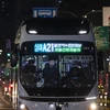 Xe buýt tự lái ban đêm mang số hiệu A21 di chuyển trên đường phố tại, Seoul, Hàn Quốc. (Ảnh: Yonhap/TTXVN)