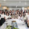 Tổng lãnh sự Việt Nam tại Hong Kong Phạm Bình Đàm (đứng giữa) chụp ảnh cùng Ban Điều hành Hội Sinh viên và các tân sinh viên Việt Nam tại Hong Kong. (Ảnh: Mạc Luyện/TTXVN)