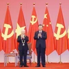 Tổng Bí thư, Chủ tịch Trung Quốc Tập Cận Bình trao Huân chương Hữu nghị tặng Tổng Bí thư Nguyễn Phú Trọng. (Ảnh: Trí Dũng/TTXVN)