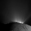 Từ lâu giới chuyên gia đã cho rằng Enceladus chứa một đại dương nước mặn sâu bên dưới lớp vỏ băng giá và có thể phun hơi nước vào không gian. (Nguồn: NASA)