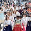 Người nước ngoài mặc hanbok, trang phục truyền thống của Hàn Quốc. (Nguồn: Yonhap)