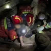 Lực lượng cứu hộ chuyển nạn nhân khỏi đống đổ nát sau trận động đất ở tỉnh Cam Túc, Tây Bắc Trung Quốc ngày 19/12/2023. (Ảnh: CCTV/TTXVN)