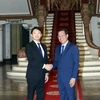 Ông Phan Văn Mãi (phải), Chủ tịch Ủy ban Nhân dân Thành phố Hồ Chí Minh tiếp ông Saito Motohiko, Thống đốc tỉnh Hyogo, Nhật Bản. (Ảnh: Xuân Khu/TTXVN)
