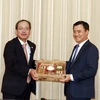 Ông Bùi Xuân Cường (phải), Phó Chủ tịch UBND Thành phố Hồ Chí Minh tiếp ông Uehara Atsushi (trái), Thứ trưởng Bộ Đất đai, Hạ tầng giao thông và Du lịch Nhật Bản. (Ảnh: Xuân Khu/TTXVN)
