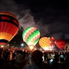 Trình diễn Khinh khí cầu độc đáo và nhiều màu sắc dưới bầu trời đêm biển Đồi Dương. (Ảnh: Hồng Đạt/TTXVN)