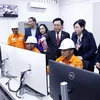 Chủ tịch Quốc hội Vương Đình Huệ thăm hỏi cán bộ, công nhân khu điều hành của Trạm biến áp 110 kV Định Hóa. (Ảnh: An Đăng/TTXVN)