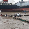 Tàu chở gỗ dăm tại thị xã Quảng Yên (Quảng Ninh), nơi 3 người thiệt mạng do ngạt khí. (Ảnh: TTXVN phát)