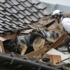 Lực lượng cứu hộ tìm kiếm nạn nhân mắc kẹt trong đống đổ nát sau trận động đất tại Wajima, tỉnh Ishikawa, ngày 3/1/2024. (Ảnh: Kyodo/TTXVN)