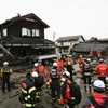 Cảnh sát và lính cứu hỏa tìm kiếm người mắc kẹt trong đống đổ nát của những ngôi nhà bị sập sau động đất tại tỉnh Ishikawa, Nhật Bản ngày 3/1/2024. (Ảnh: Kyodo/TTXVN)