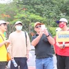 Khách nước ngoài thăm quan khu vực Tượng đài Nữ tướng Lê Chân trong buổi giới thiệu “Hải Phòng- Free Walking tour.” (Ảnh: Minh Thu/TTXVN)