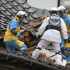 Lực lượng cứu hộ tìm kiếm nạn nhân mắc kẹt trong đống đổ nát sau trận động đất tại tỉnh Ishikawa. (Ảnh: Kyodo/TTXVN)