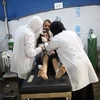 Nạn nhân bị thương sau cuộc không kích của Israel được điều trị tại bệnh viện ở Dải Gaza. (Ảnh: THX/TTXVN)