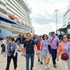 Khách du lịch tàu biển quốc tế nhập cảnh tại bến Cảng tàu khách quốc tế Hạ Long ngày 1/1/2024. (Ảnh: TTXVN phát)