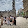 Khách du lịch Nga tham quan thủ đô La Habana, Cuba. (Ảnh: AFP/TTXVN)