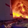 Khói lửa bốc lên từ hiện trường vụ hỏa hoạn tại nhà kho tổng hợp ở quận Pushkinsky, ngoại ô thành phố St. Petersburg (Nga) ngày 13/1/2024. (Ảnh: AFP/TTXVN)