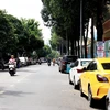 Ôtô đậu dưới lòng đường tại đường Hoa Phượng, phường 2, quận Phú Nhuận. (Ảnh: Hồng Đạt/TTXVN)