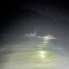 Xuồng cứu hộ, cứu nạn của Đồn Biên Phòng Quan Lạn và Ngọc Vừng tiếp cận tàu vận tải của các thuyền viên Trung Quốc gặp nạn trên biển trong đêm. (Ảnh: TTXVN phát)