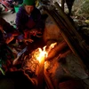 Nhiều người dân mưu sinh bên đường phải đốt lửa để chống chọi với giá rét 5-6 độ C tại khu vực đèo Giang Ma, huyện Tam Đường, tỉnh Lai Châu. (Ảnh: Quý Trung/TTXVN)