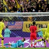 Malaysia (áo vàng) gây bất ngờ khi cầm hòa Hàn Quốc 3-3. (Ảnh: AFP/TTXVN)