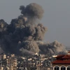 Khói bốc lên sau vụ oanh kích của Israel xuống thành phố Khan Yunis, Dải Gaza ngày 24/1/2024. (Ảnh: AFP/TTXVN)