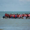 Thuyền chở người di cư vượt eo biển Manche hướng đến bờ biển miền Nam nước Anh, ngày 18/7/2023. (Ảnh: AFP/TTXVN)