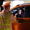 Cán bộ, chiến sỹ đội CSGT số 1 (Phòng CSGT Hà Nội) kiểm tra nồng độ cồn người điểu khiển phương tiện giao thông. (Ảnh: Phạm Kiên/TTXVN)