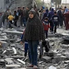 Người dân Palestine bên đống đổ nát của những tòa nhà bị phá hủy sau các cuộc không kích của Israel tại thành phố Rafah, Dải Gaza ngày 12/2/2024. (Ảnh: THX/TTXVN)