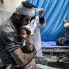 Điều trị cho những người bị thương trong vụ oanh tạc của Israel tại bệnh viện Nasser ở Khan Yunis, phía Nam Dải Gaza. (Ảnh: AFP/TTXVN)
