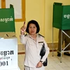 Cử tri bỏ phiếu tại điểm bầu cử ở Phnom Penh, Campuchia ngày 25/2/2024. (Ảnh: AFP/TTXVN)
