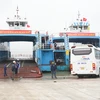 Các cơ quan chức năng thành phố Hải Phòng đang thử nghiệm vận hành bến phà mới Đồng Bài trước khi đưa vào hoạt động. (Ảnh TTXVN phát)