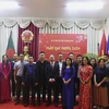 Đại sứ Việt Nam tại Bangladesh Nguyễn Mạnh Cường và các khách mời dự Tết cộng đồng. (Ảnh: TTXVN)