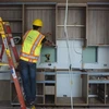 Một người thợ lắp đặt tủ bếp trong căn hộ một tòa nhà đang xây dựng ở New York. (Ảnh minh họa: Bloomberg)