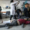 Điều trị cho người bị thương trong vụ tấn công của lực lượng Israel nhằm vào người dân Palestine chờ nhận hàng viện trợ nhân đạo tại thành phố Gaza, ở bệnh viện Kamal Edwan, ngày 29/2. (Ảnh: AFP/TTXVN)