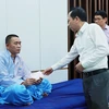 Phó Chủ tịch UBND tỉnh Hà Giang Trần Đức Quý thăm hỏi, trao quà hỗ trợ của tỉnh Hà Giang cho nạn nhân đang điều trị tại các bệnh viện của tỉnh Tuyên Quang. (Ảnh: TTXVN phát)