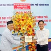 Ông Phạm Minh Tuấn (phải), Phó Chủ tịch Ủy ban MTTQ Việt Nam Thành phố Hồ Chí Minh trao quà cho Ban đại diện Cộng đồng Hồi giáo Thành phố. (Ảnh: Xuân Khu/TTXVN)