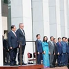 Thủ tướng Phạm Minh Chính và Thủ tướng Australia Anthony Albanese nghe quân nhạc cử quốc thiều hai nước. (Ảnh: Dương Giang/TTXVN)