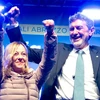 Đảng FdI của Thủ tướng Meloni (trái) đã giành được khoảng 24% số phiếu bầu ở vùng Abruzzo. (Nguồn: sky)