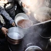 Người dân chờ được phát thực phẩm cứu trợ tại trại tị nạn ở Dải Gaza, ngày 27/2/2024. (Ảnh: THX/TTXVN)