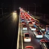 Dòng xe dài 4km di chuyển chậm trên cao tốc Phan Thiết-Dầu Giây sau vụ va chạm liên hoàn liên quan đến 4 xe ôtô. (Ảnh: Lê Xuân-TTXVN)