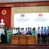 Lãnh đạo tỉnh An Giang với tỉnh Takeo - Vương quốc Campuchia ký biên bản hợp tác năm 2024. (Ảnh: Thanh Sang/TTXVN)