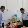 Ông Trịnh Ngọc Hiệp, Phó Giám đốc sở Y tế tỉnh Khánh Hòa thăm hỏi bệnh nhân đang điều trị tại Bệnh viện Đa khoa tỉnh Khánh Hòa. (Ảnh: Phan Sáu/TTXVN)