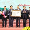 Phó Thủ tướng Trần Hồng Hà trao Quyết định công bố Quy hoạch tỉnh Điện Biên cho lãnh đạo tỉnh Điện Biên. (Ảnh: Trung Kiên/TTXVN)