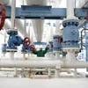 Công nhân kiểm tra hệ thống đường ống dẫn khí đốt. (Ảnh minh họa: AFP/TTXVN)