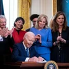 Tổng thống Mỹ Joe Biden ký sắc lệnh tăng cường nghiên cứu sức khỏe của phụ nữ. (Nguồn: Bloomberg)