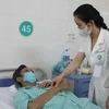 Bác sỹ thăm khám và dặn dò người bệnh trước khi xuất viện. (Nguồn: Báo Sức khỏe & Đời sống)