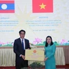 Tỉnh Hà Nam hỗ trợ tỉnh Oudomxay 2 tỷ đồng. (Ảnh: Thanh Tuấn/TTXVN)