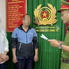 Cơ quan chức năng Công an Thành phố Hồ Chí Minh thực hiện quyết định khởi tố bị can, ra lệnh bắt tạm giam Hồ Việt Tân (trái) và Bùi Huỳnh Bá Phước (giữa). (Ảnh: TTXVN phát)