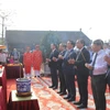 Phó Thủ tướng Trần Hồng Hà cùng các đại biểu thực hiện nghi thức lễ tế, dâng hương tại Văn Miếu Hà Tĩnh. (Ảnh: Hoàng Ngà/TTXVN)